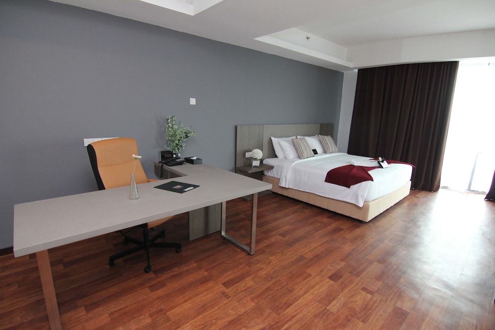 EXECUTIVE, SUITE