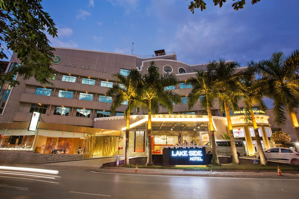 Lake Side Hotel 1/63