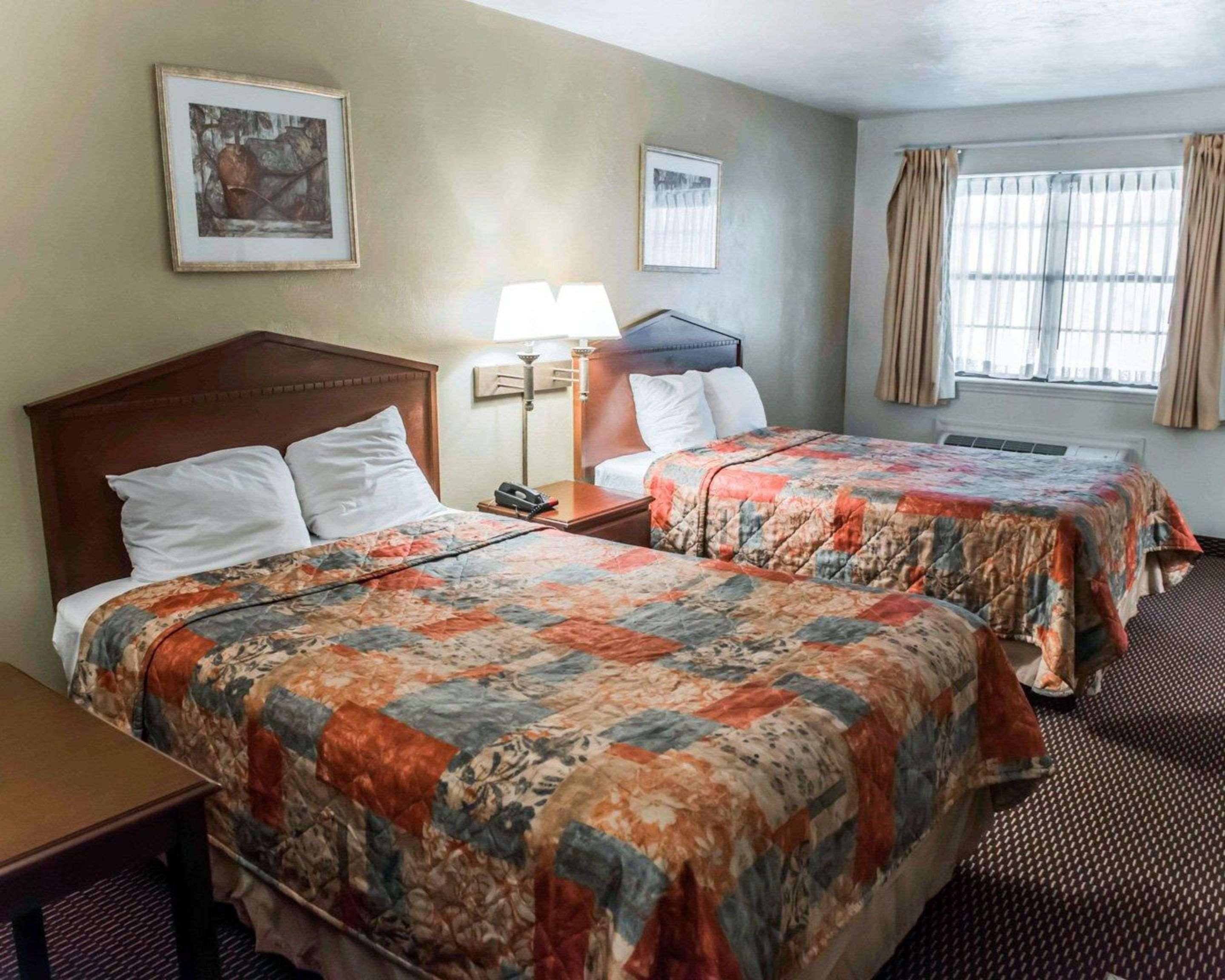 EFFICIENCY, 2 DOUBLE BEDS, SMOKING