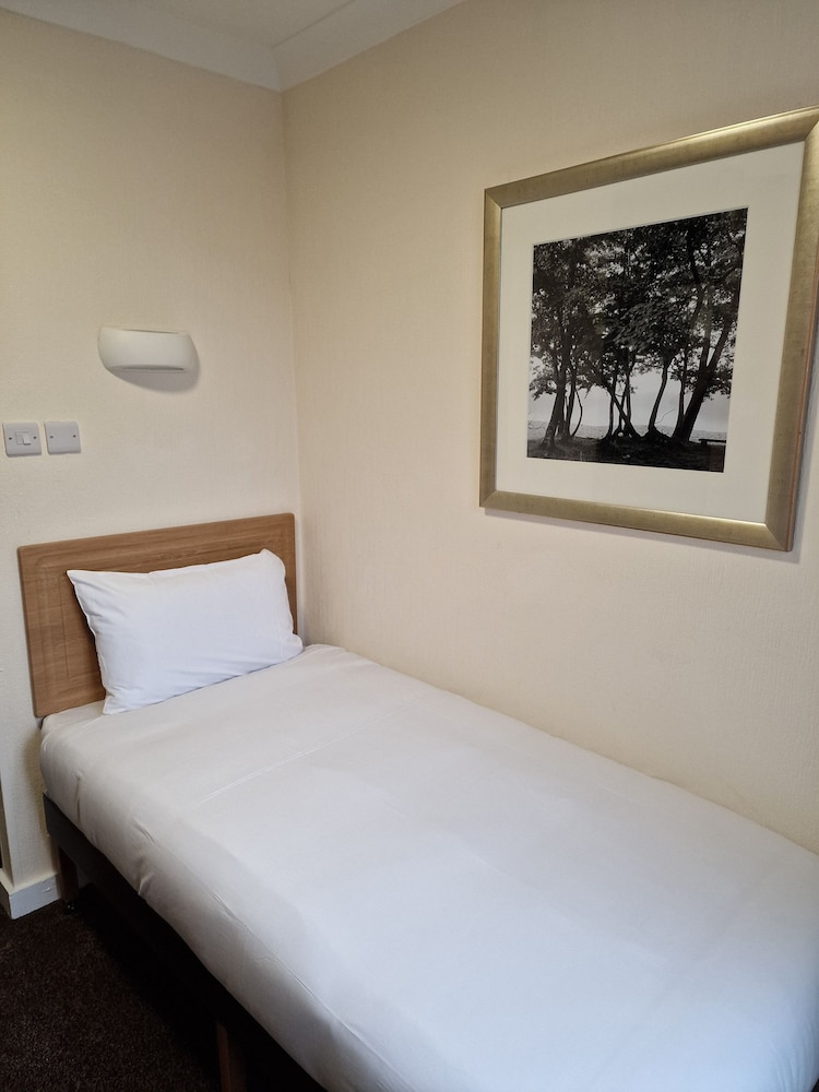 Adelphi Hotel 17/69
