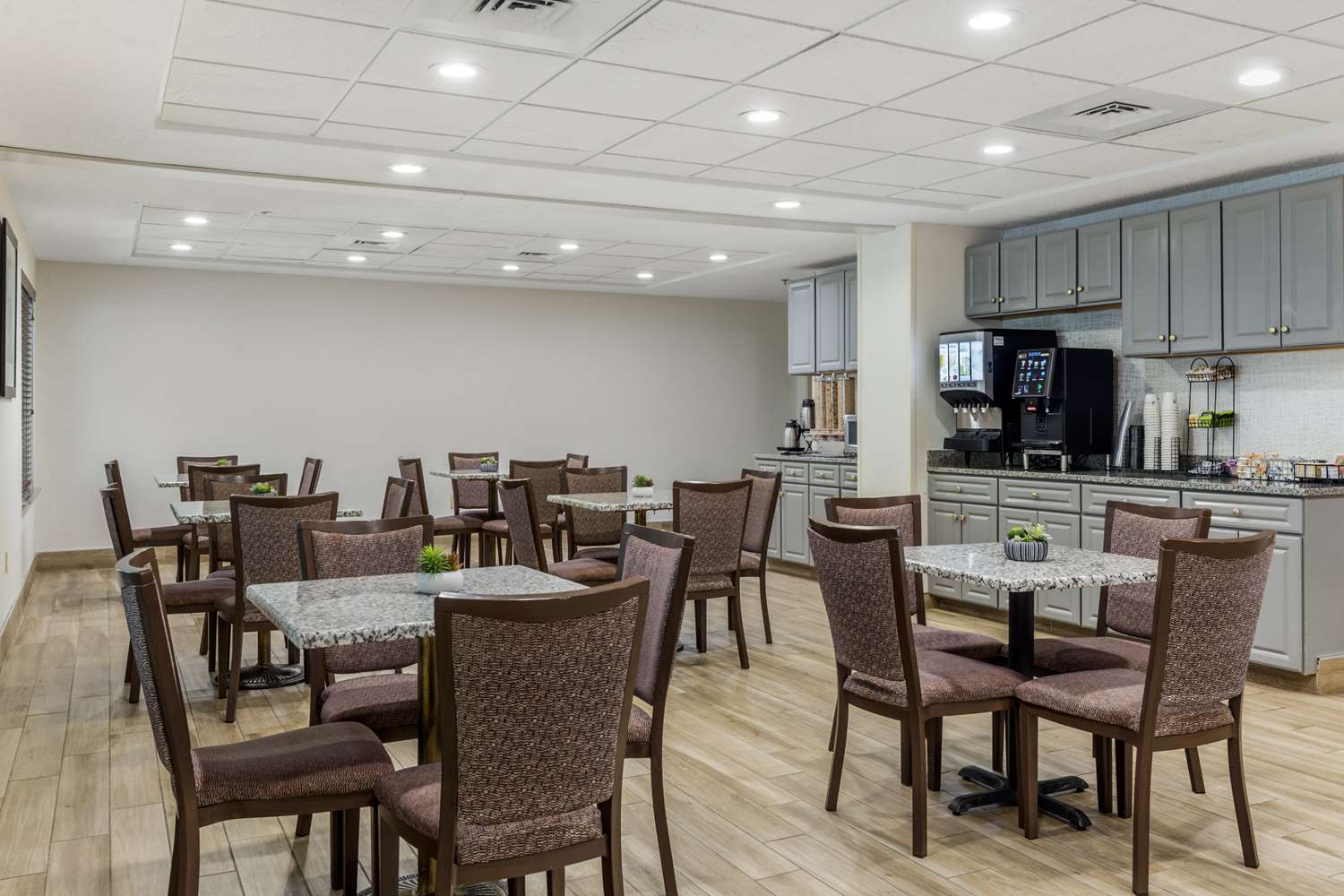 Best Western Plus New England Inn & Suites 18/20