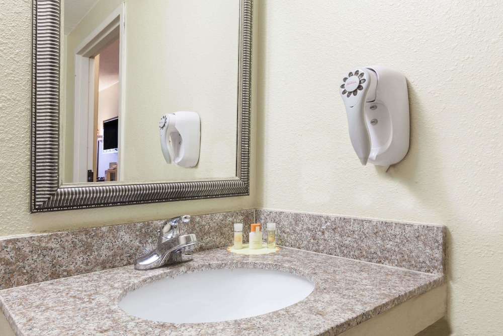 Days Inn by Wyndham LaPlace- New Orleans 18/33