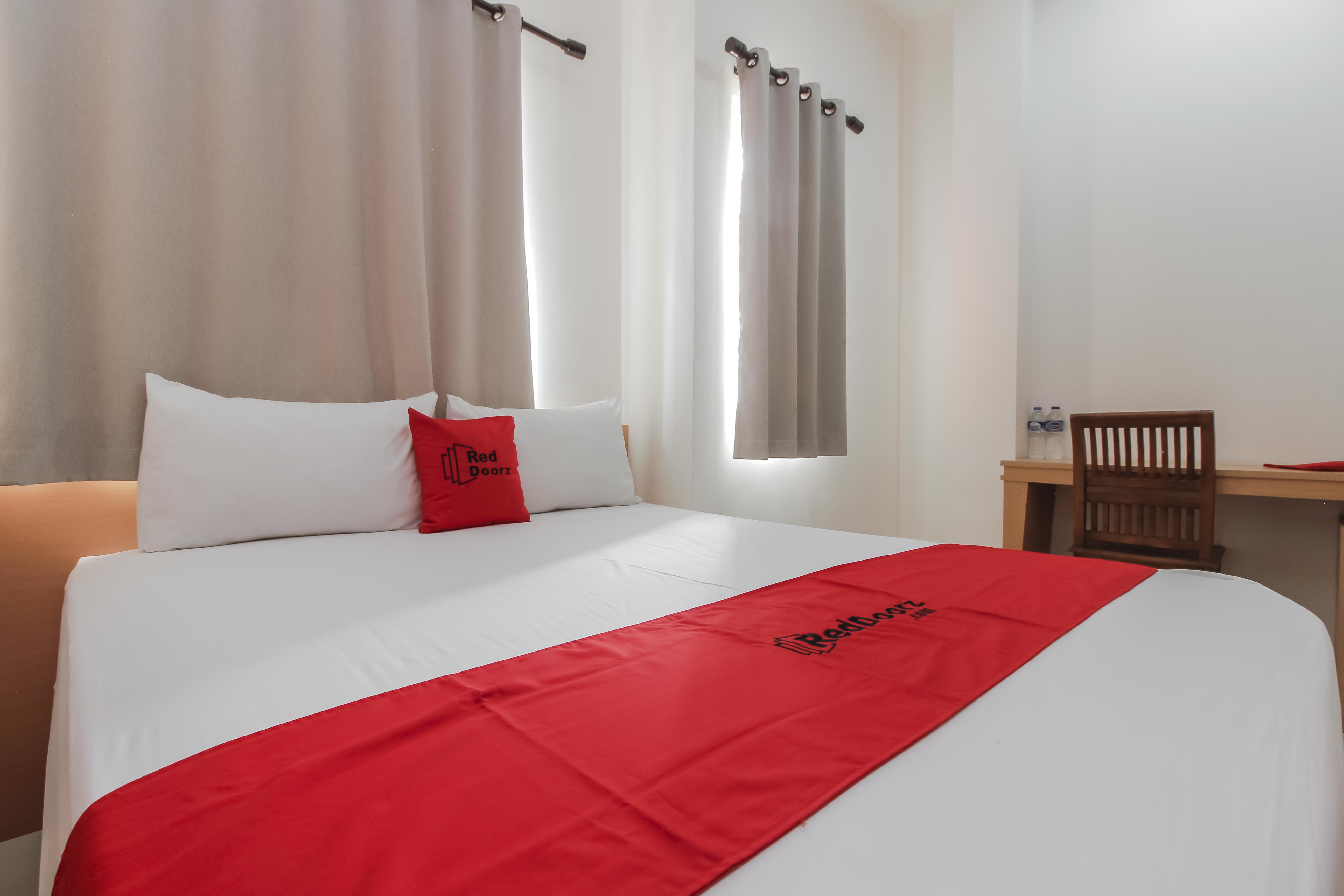 Reddoorz Plus Near Galaxy Bekasi 14/22