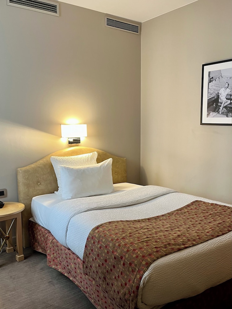 ROOM, SINGLE