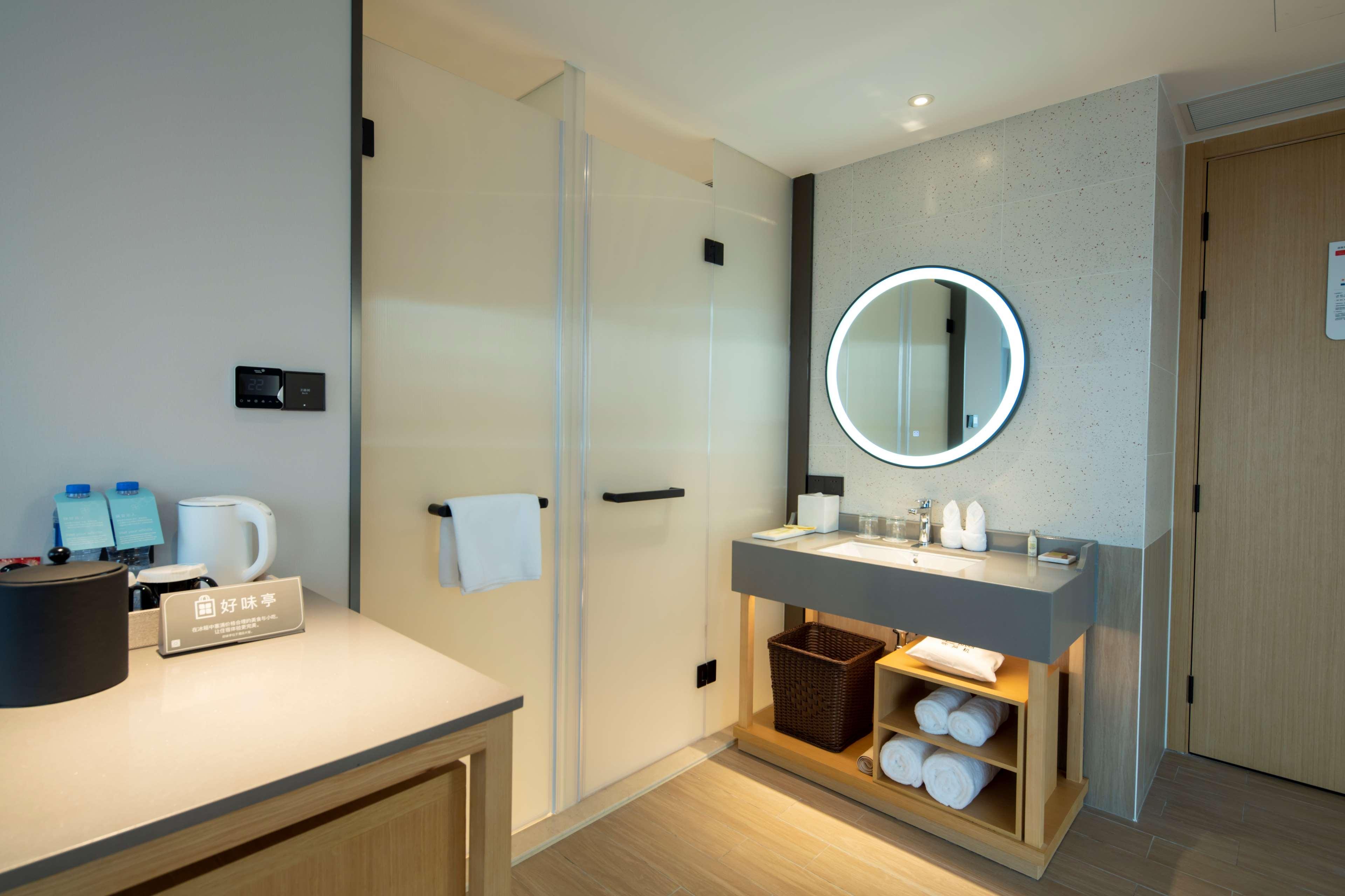 GUEST ROOM, KING BED, PANORAMIC VIEW