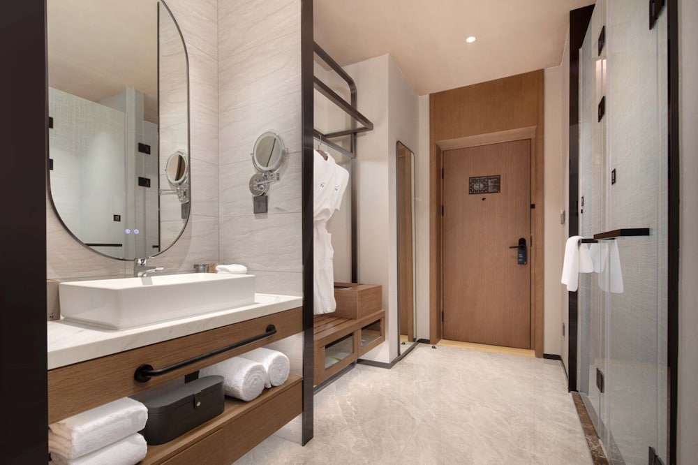 غرفة قياسية بسرير كينج، Novotel Lianyungang Haizhou 2/2