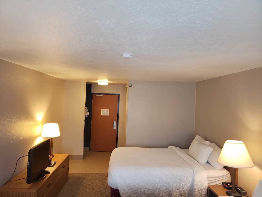 Country Inn & Suites by Radisson, Fairview Heights, IL 7/39