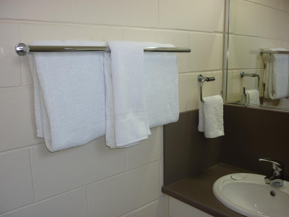 NAMBOUR LODGE MOTEL 33/37