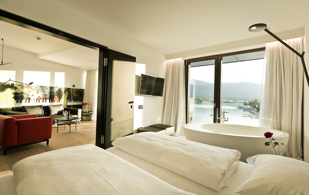 Deluxe, Suite, Queen Bed, Lake Side, Sofa, Balcony