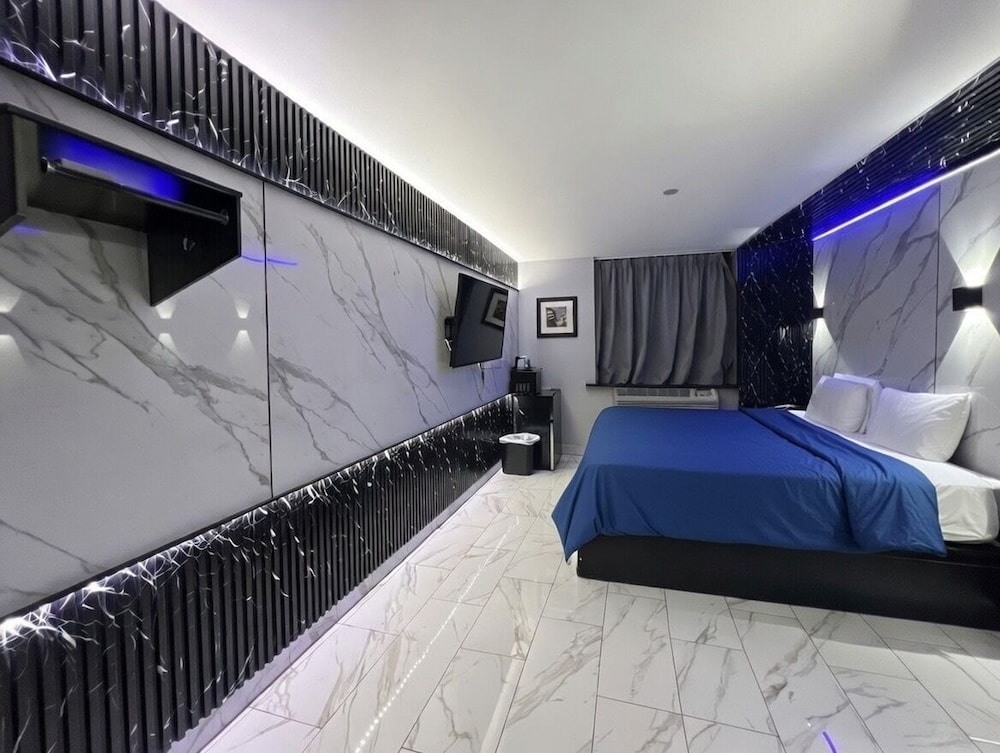 Umbrella Hotel Brooklyn 5/22