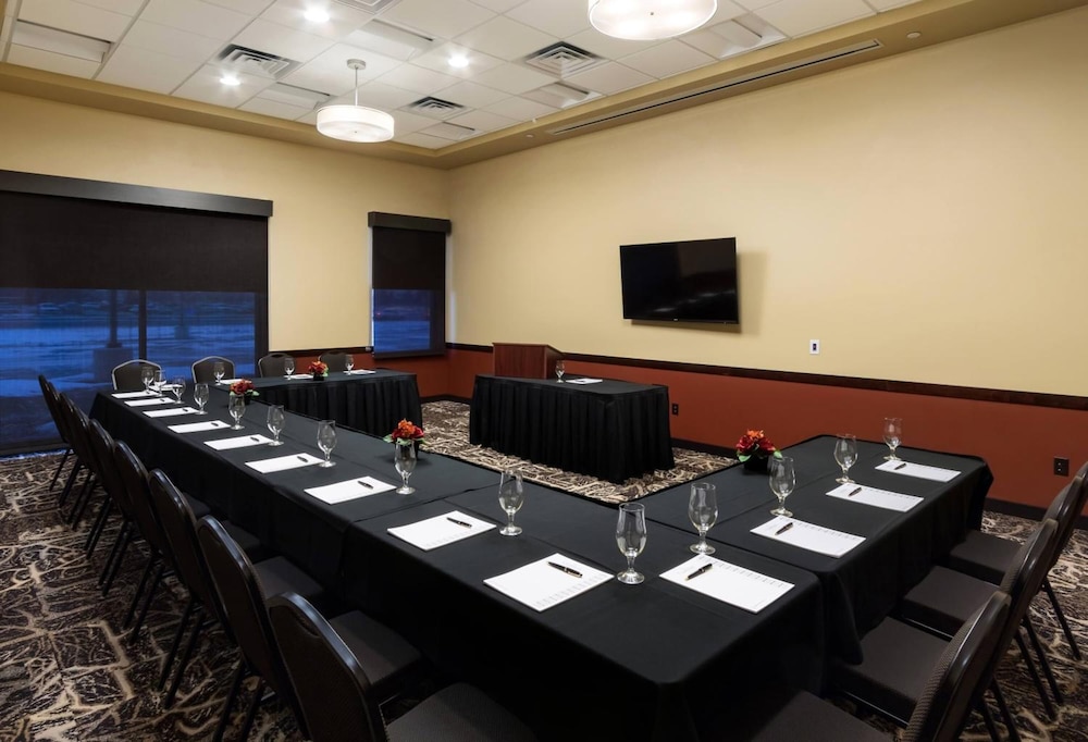 Clubhouse Hotel Fargo 30/36