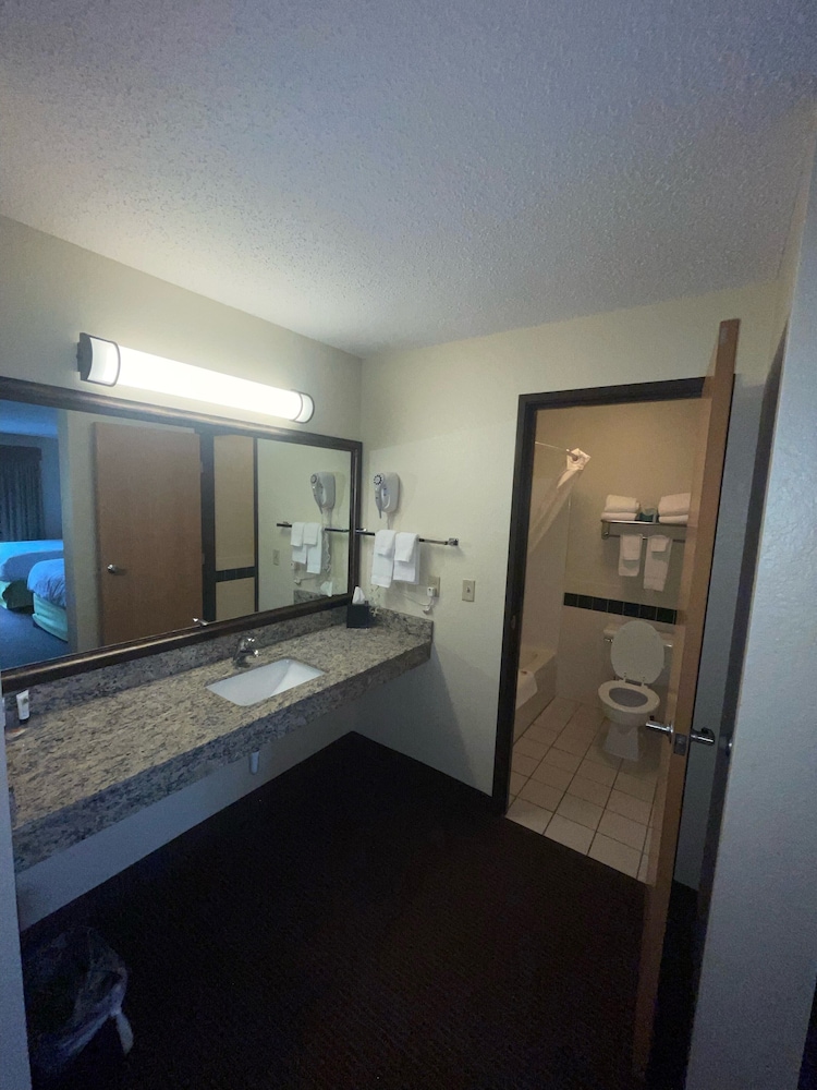 Cobblestone Hotel & Suites - Wisconsin Rapids 17/31