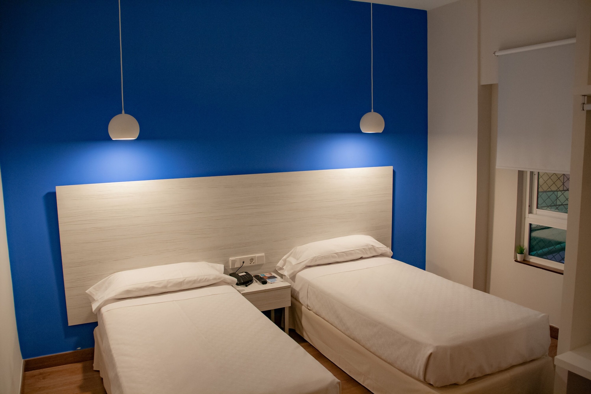 ROOM, SINGLE