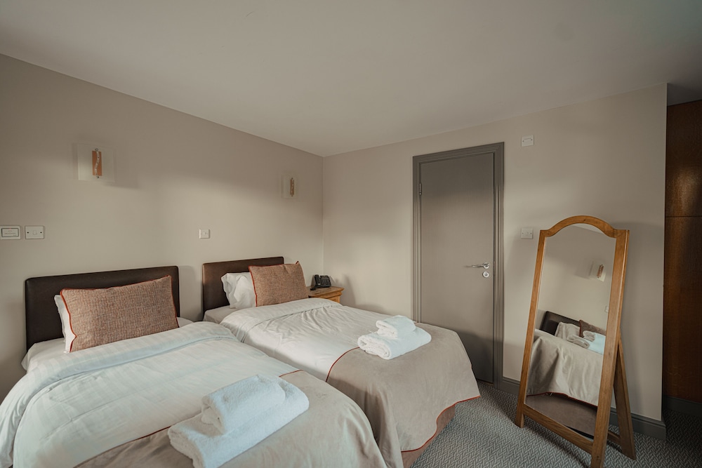 LODGE, TWIN BEDS, ANNEX