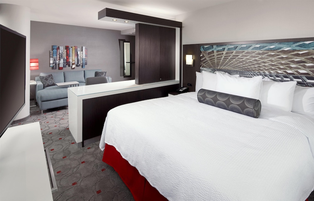 ROOM, KING BED, SOFA, CORNER