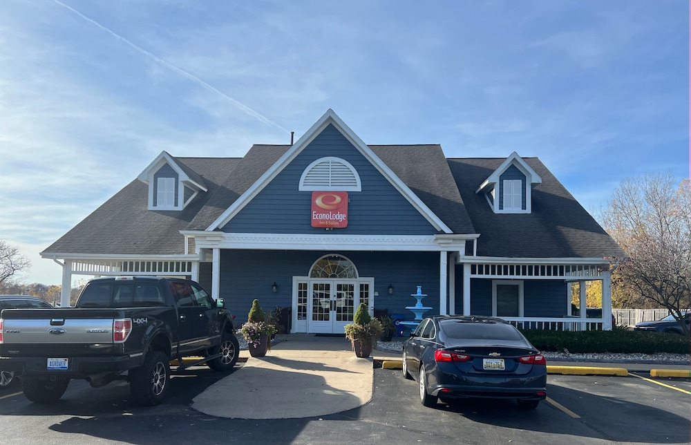 Econo Lodge & Suites Grand Rapids Airport 31/32