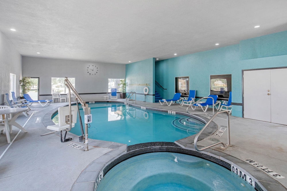 Clarion Inn & Suites Dfw North 29/49