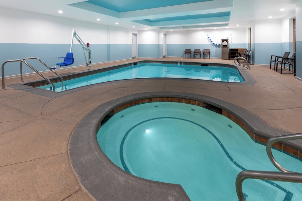 Holiday Inn Express & Suites Lathrop 32/61