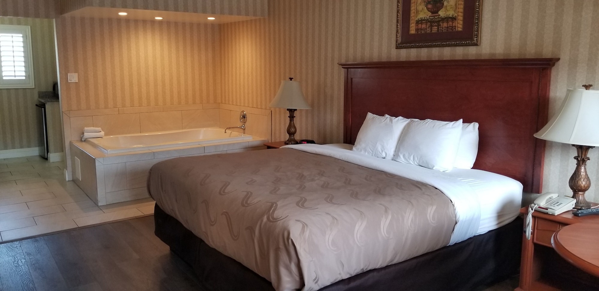 غرفة ديلوكس بسرير كينج بجاكوزي، Quality Inn Suites Anaheim Maingate 5/5