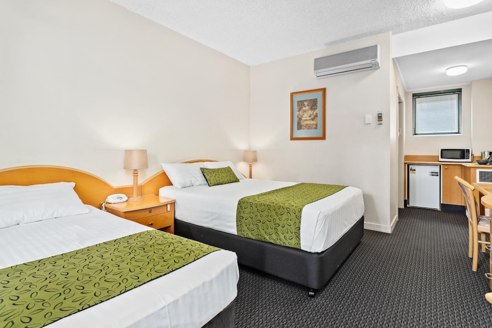 PARK MOTOR INN 23/54