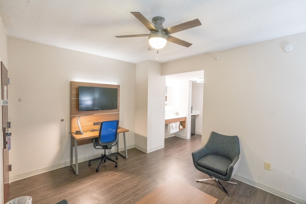 Holiday Inn Express & Suites Nashville - Brentwood I-65 27/40