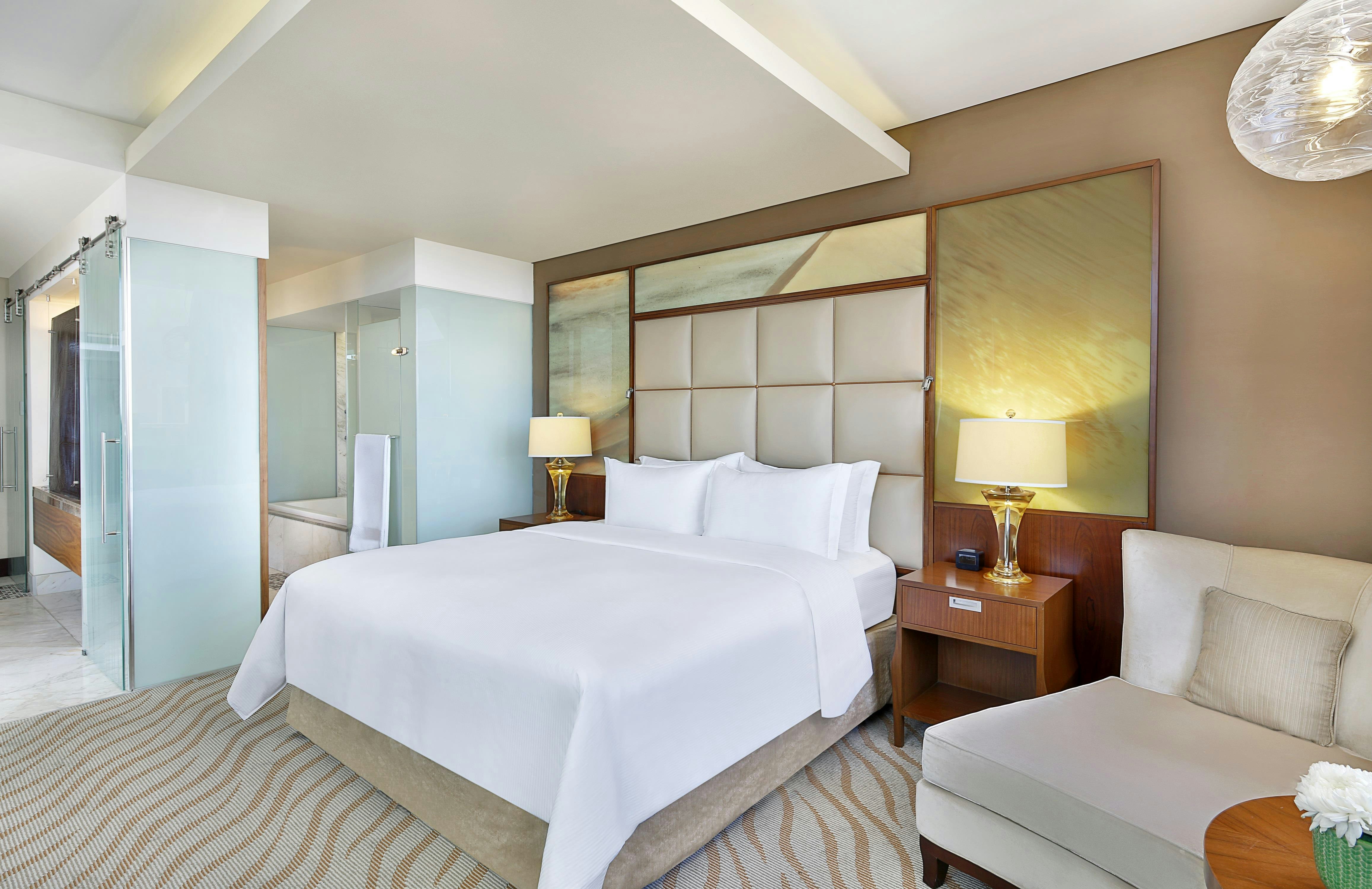 EXECUTIVE, KING BED