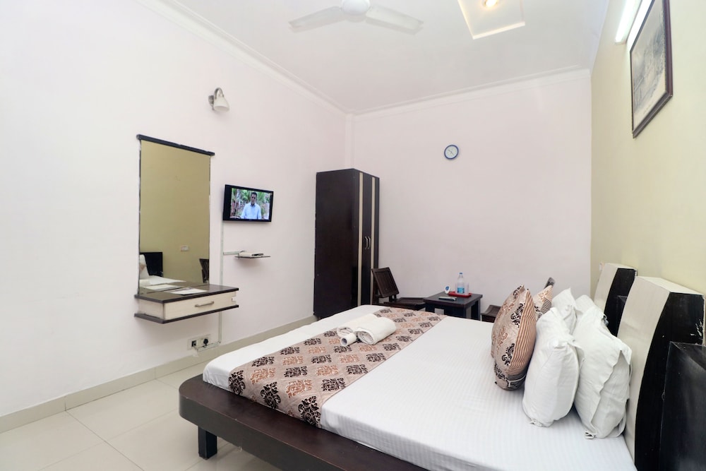 Gurjeet Hotel 6/18