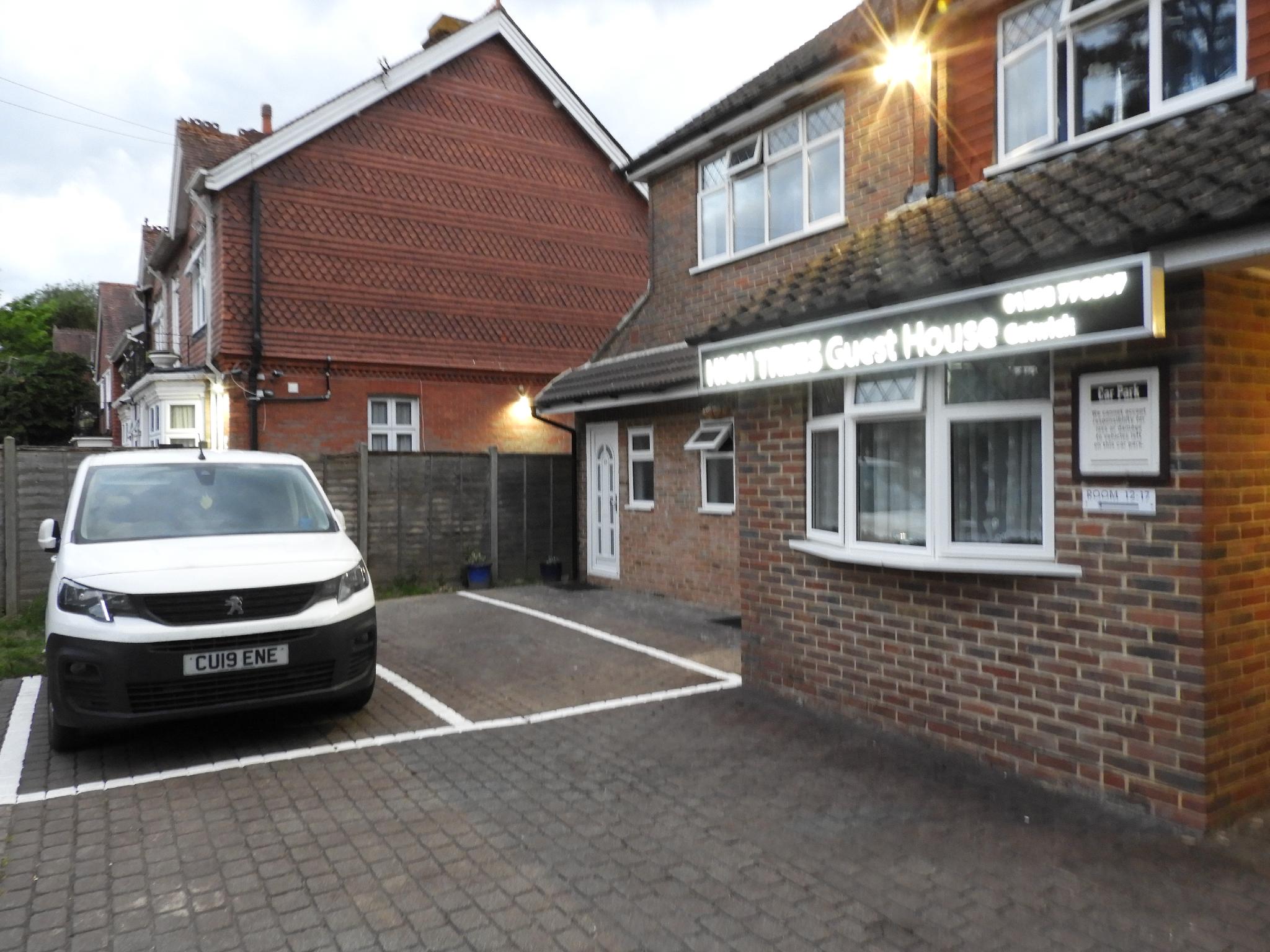 High Trees Guest House Gatwick 41/49