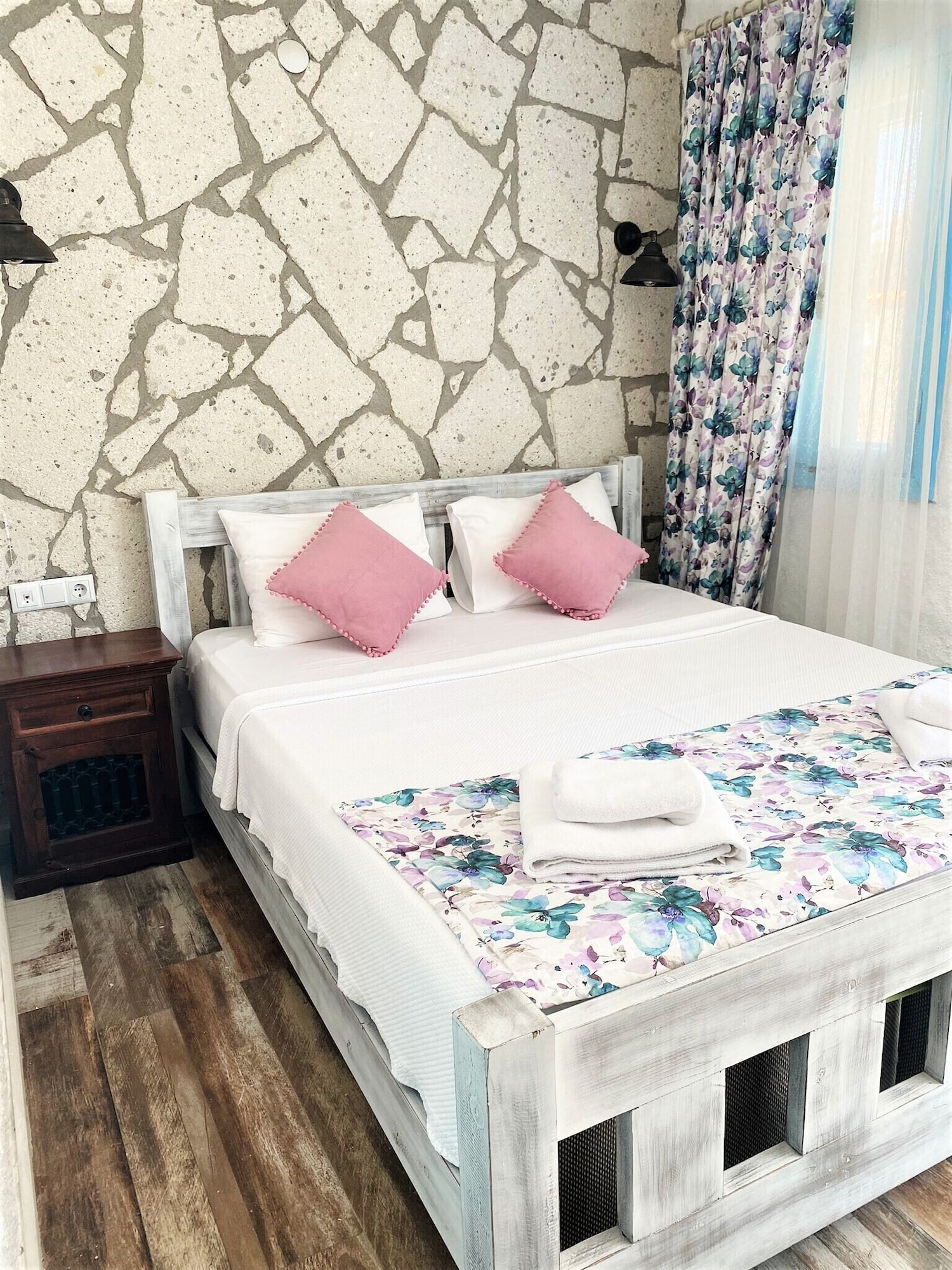1 BEDROOM, STANDARD, COURTYARD VIEW