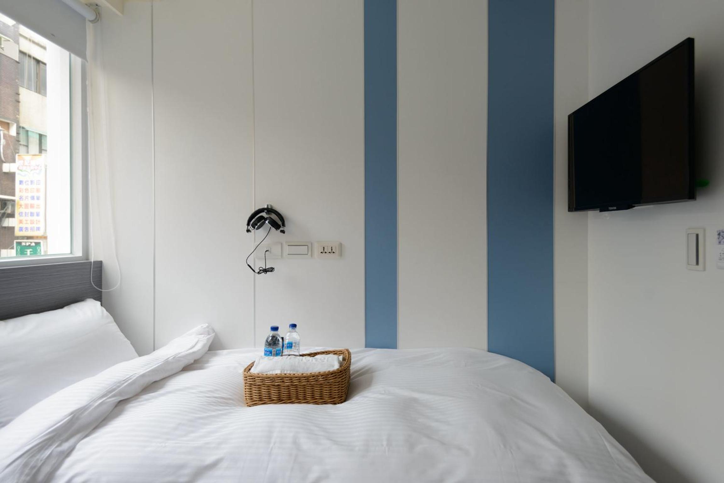 Room, Single, Shared Bathroom