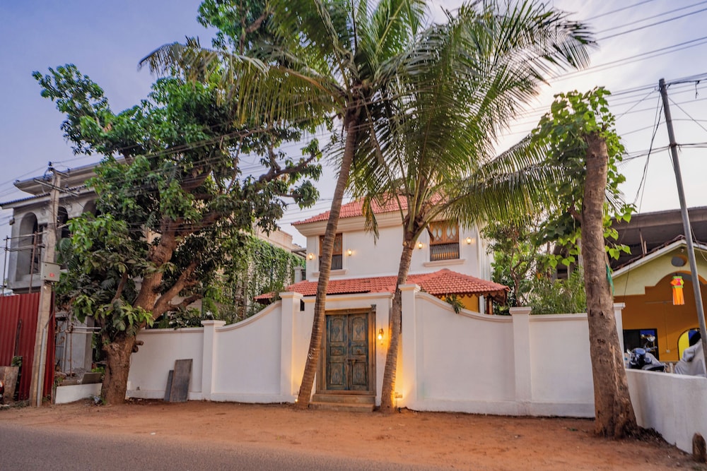 ELIVAAS 4 BHK with Pvt Pool and Media Room Samukha 46/55