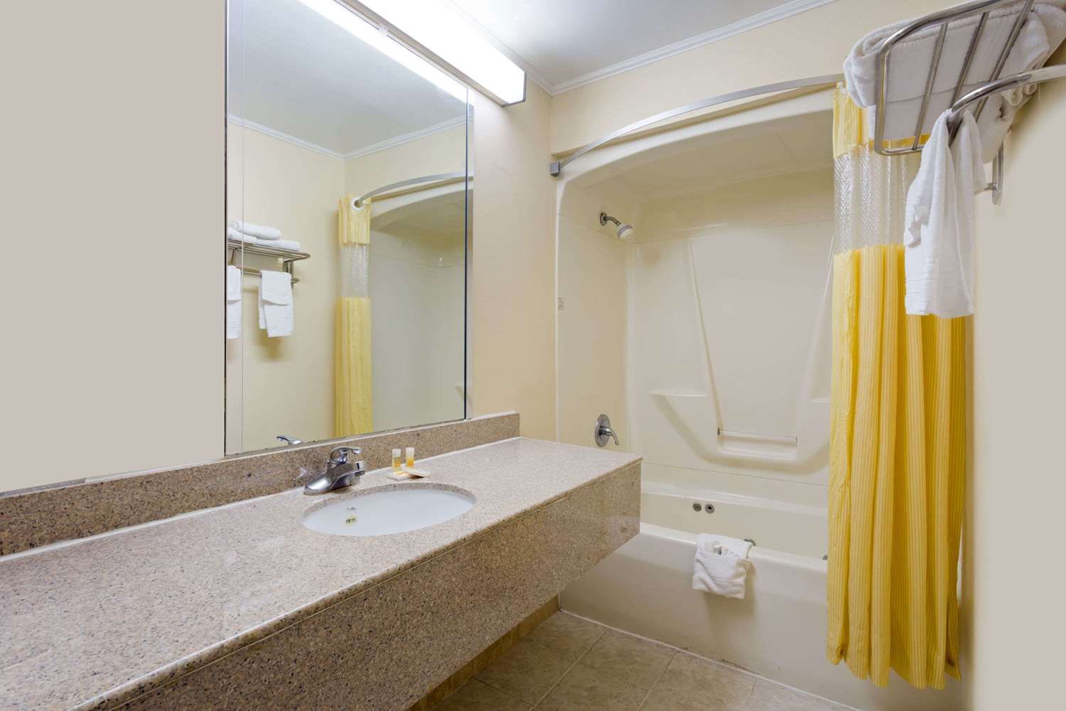 Days Inn By Wyndham Clinton 20/21