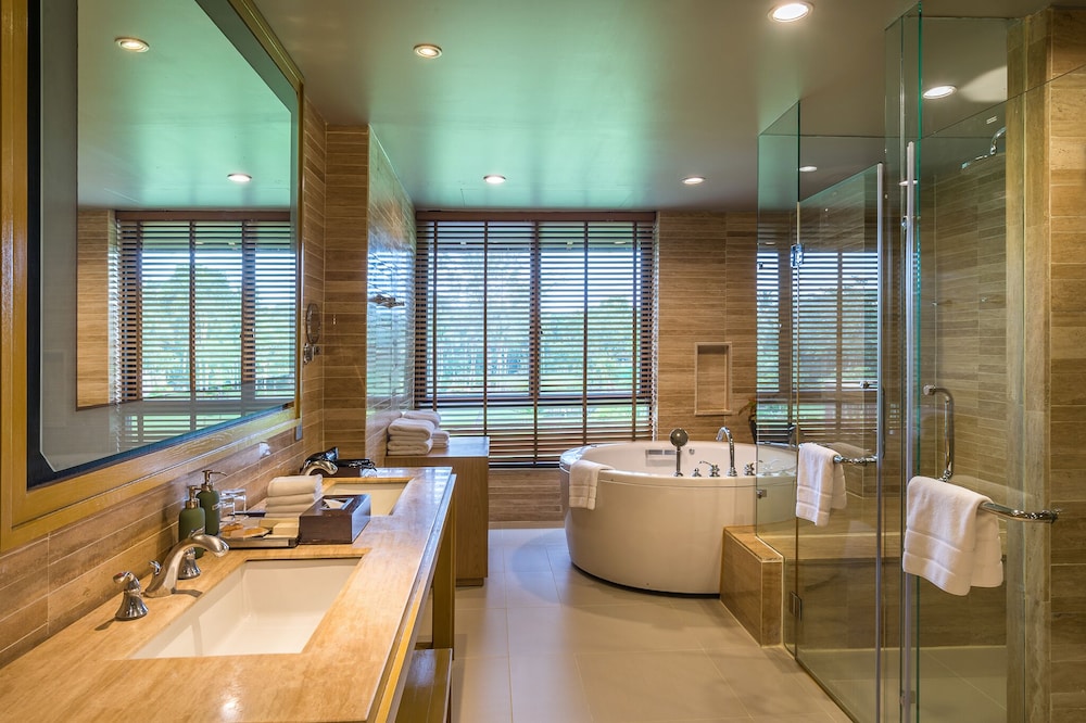 جناح كلوب بريميوم بسرير كينج، Dusit Thani Krabi Beach Resort 4/4