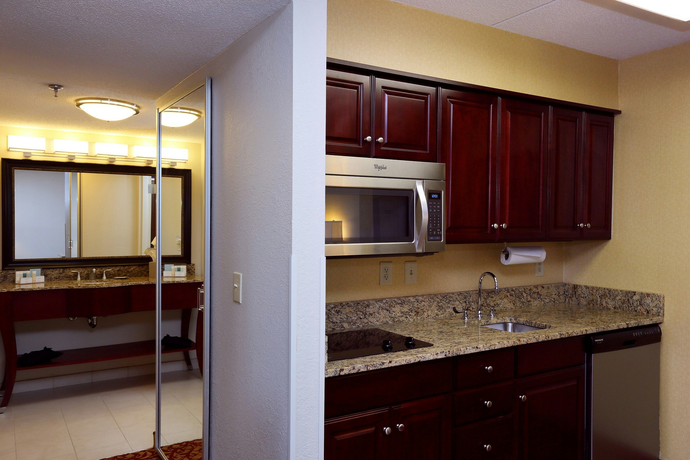 Hampton Inn & Suites Charlottesville-At the University 50/50