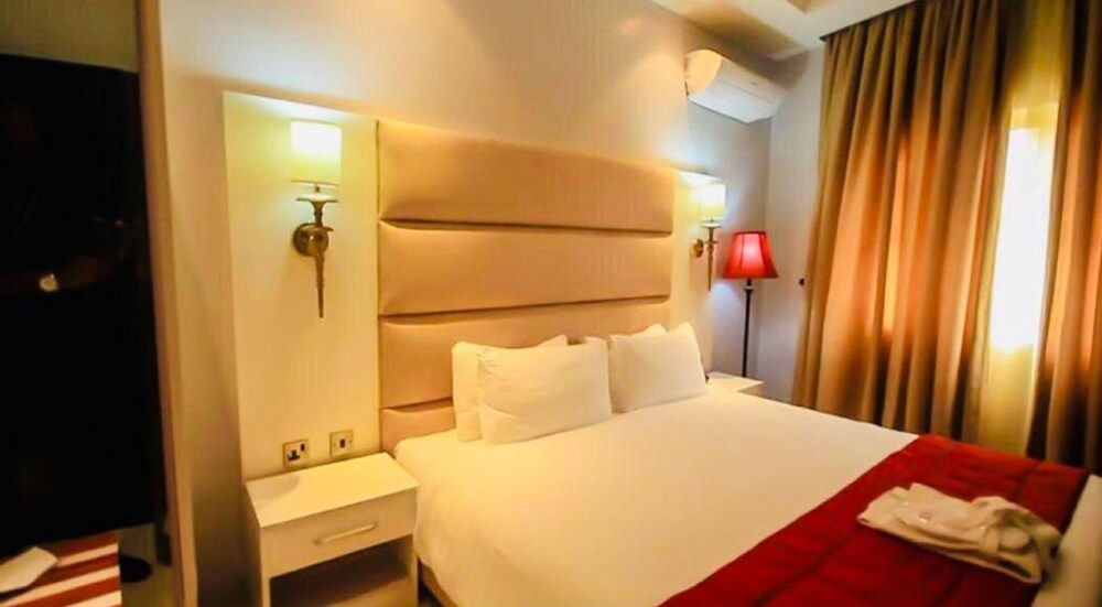 Glee Hotel 19/48