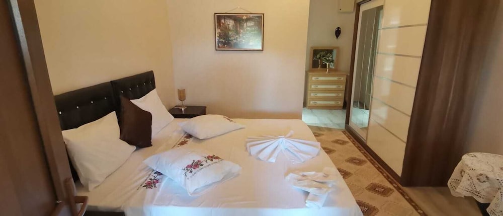 Standard, Triple, Queen Bed, Valley View, Sofa