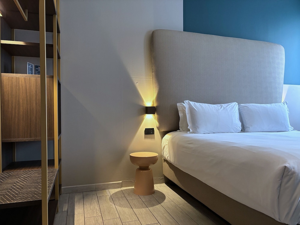 ROOM, DOUBLE OR TWIN BED