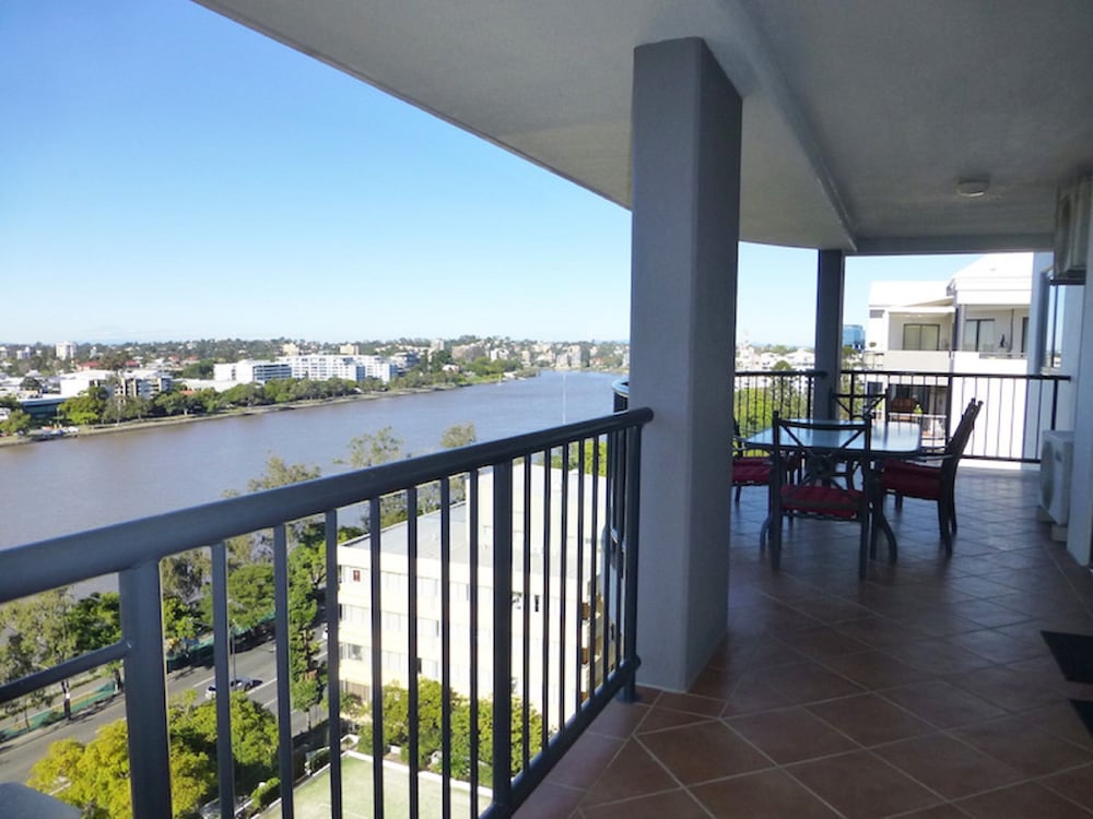 The Oasis Apartments 50/66