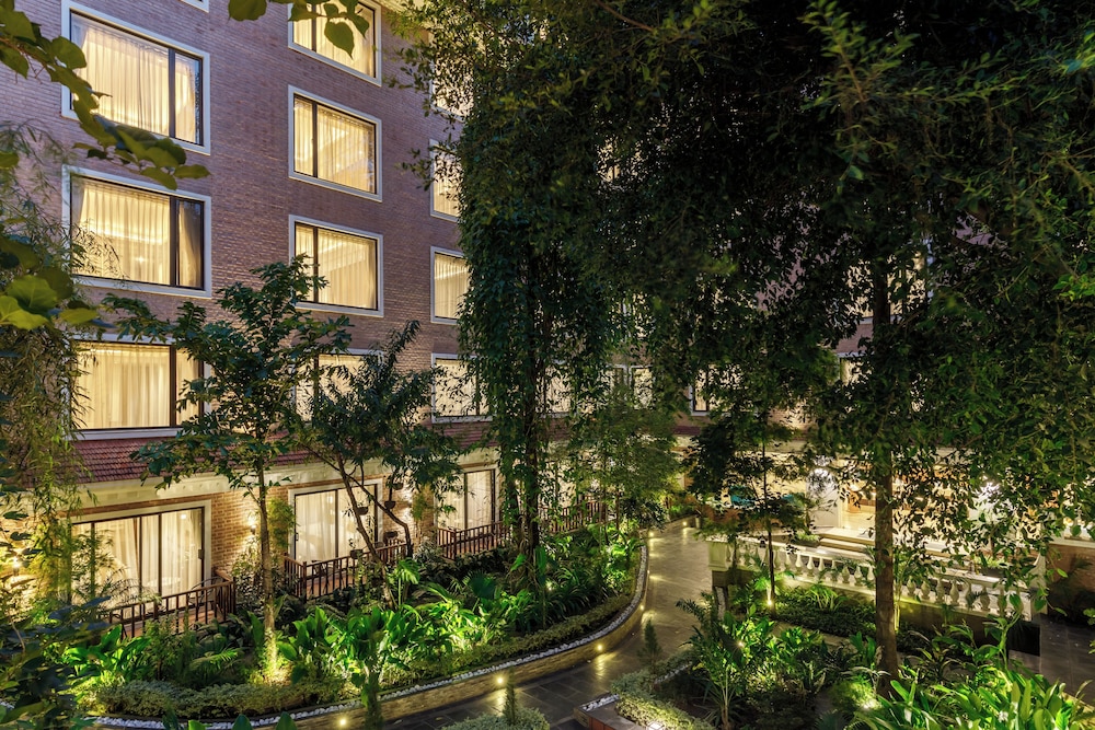 Hotel Thrive, A Tropical Courtyard 61/66