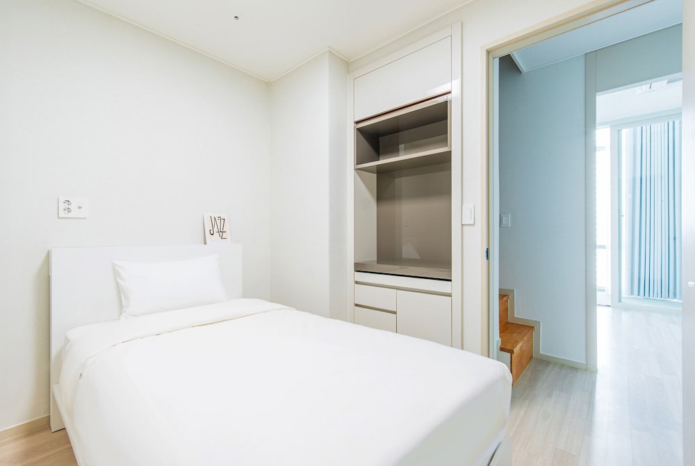 Suite, 1 Queen and 1 Single Bed