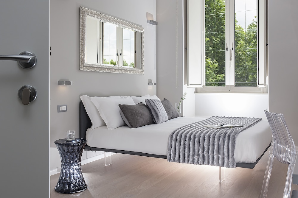 DELUXE, QUEEN BED, COLOSSEUM VIEW