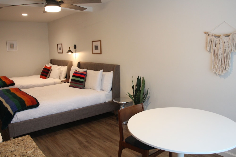 Sierra Blue Hotel & Swim Club 13/40