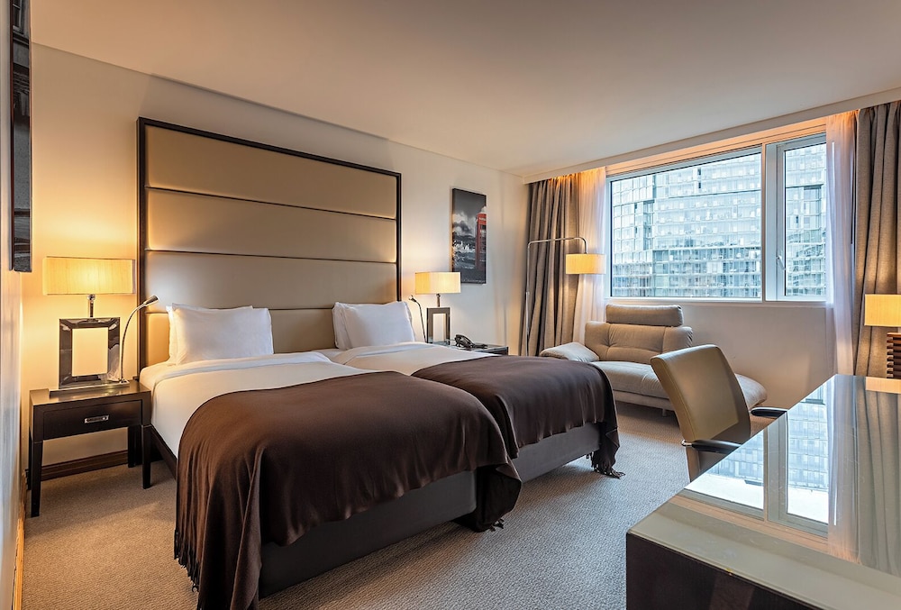 SUPERIOR, DELUXE, TWIN BEDS