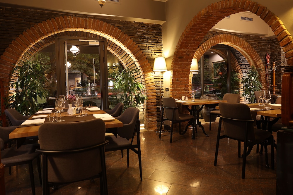 Mondial Hotel Tirana 53/70