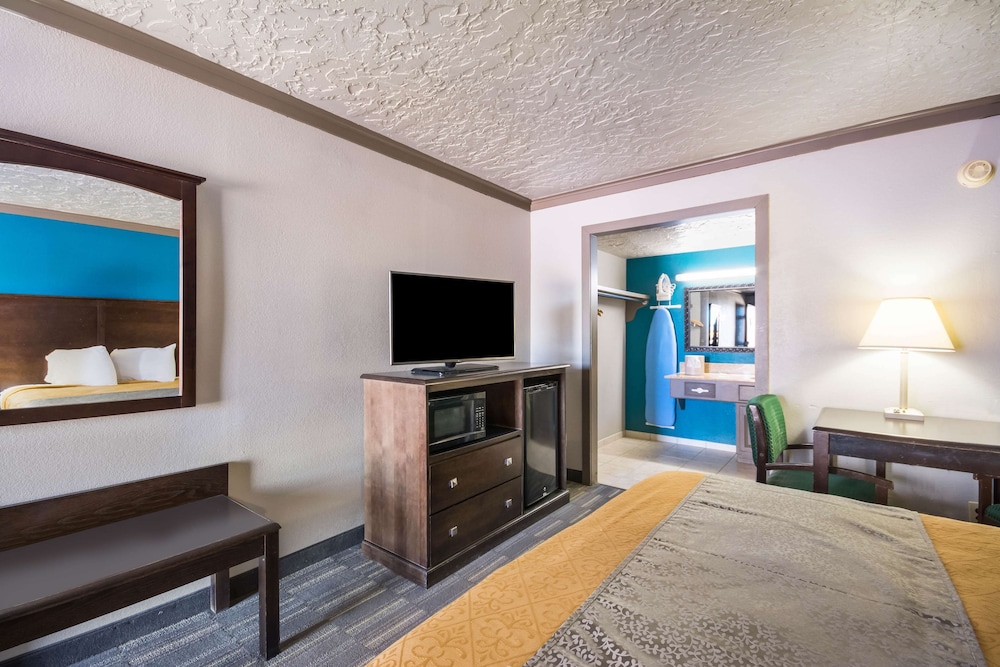 Econo Lodge Inn and Suites Oklahoma City 27/31
