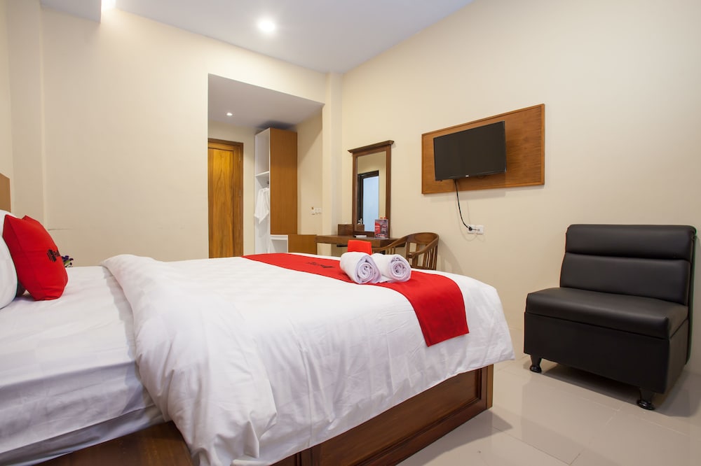 RedDoorz Premium @ Jalan Cengkeh Malang 10/20
