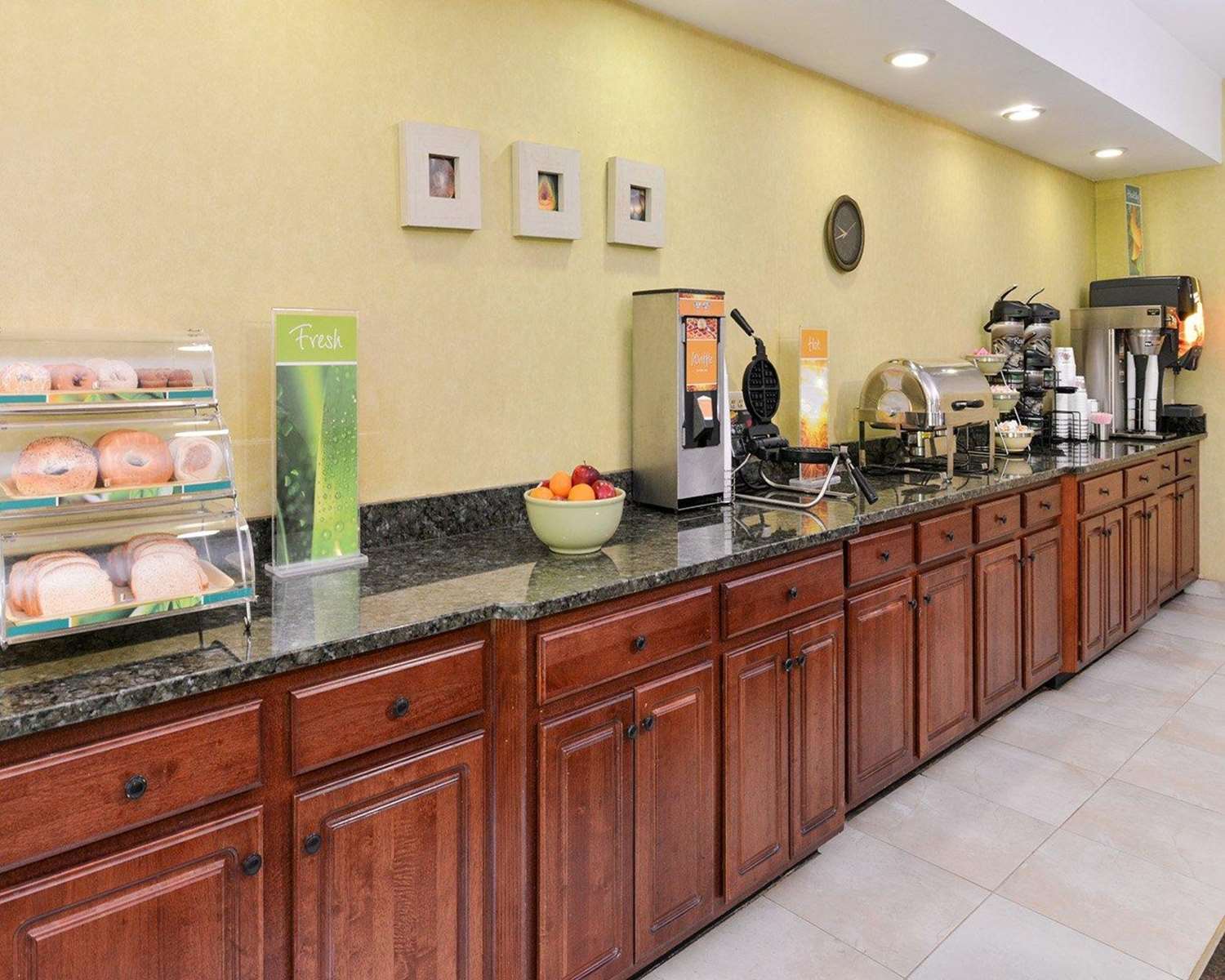 Quality Suites Stratford CT 10/37
