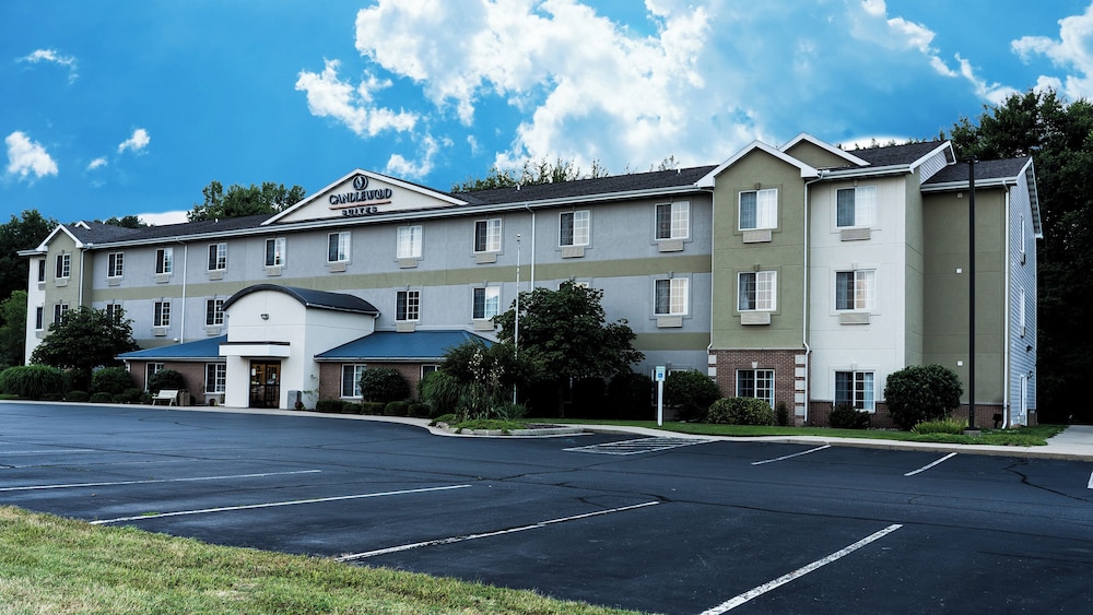 Candlewood Suites St. Joseph Benton Harbor 33/38