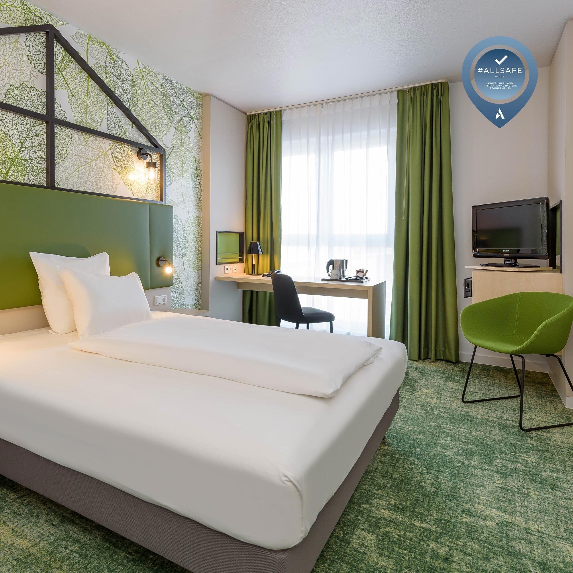 STANDARD, QUEEN BED