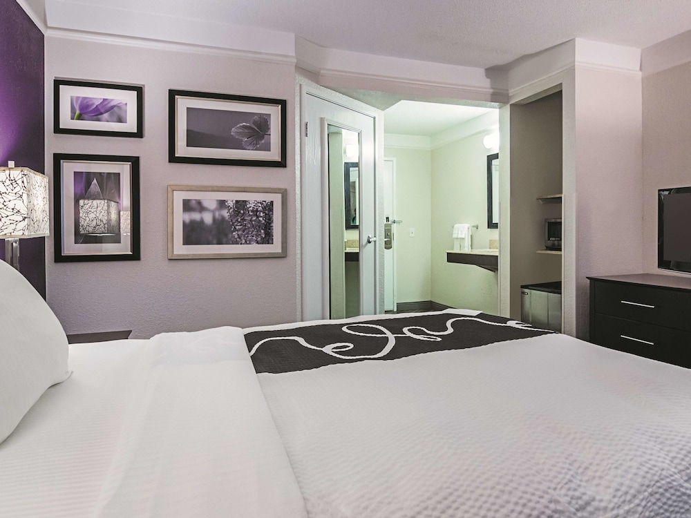 La Quinta Inn & Suites by Wyndham Detroit Utica 19/49